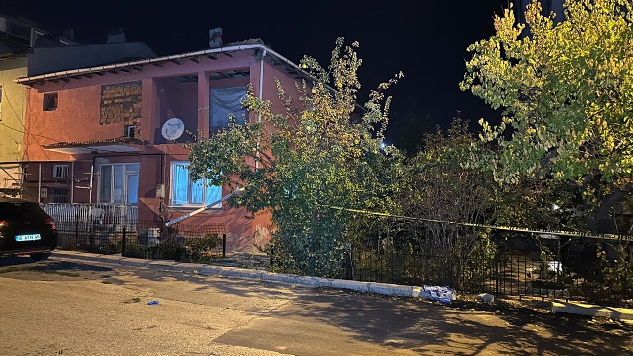 Uşak Fevzi Çakmak'ta aile içinde bıçaklı kavga! Babası, babaannesi ve komşusunu yaraladı!
