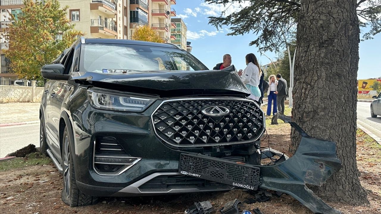 Uşak Sivaslı yolunda seyir halindeki cip, orta refüjdeki ağaca çarptı! 2 kişi hastaneye kaldırıldı!