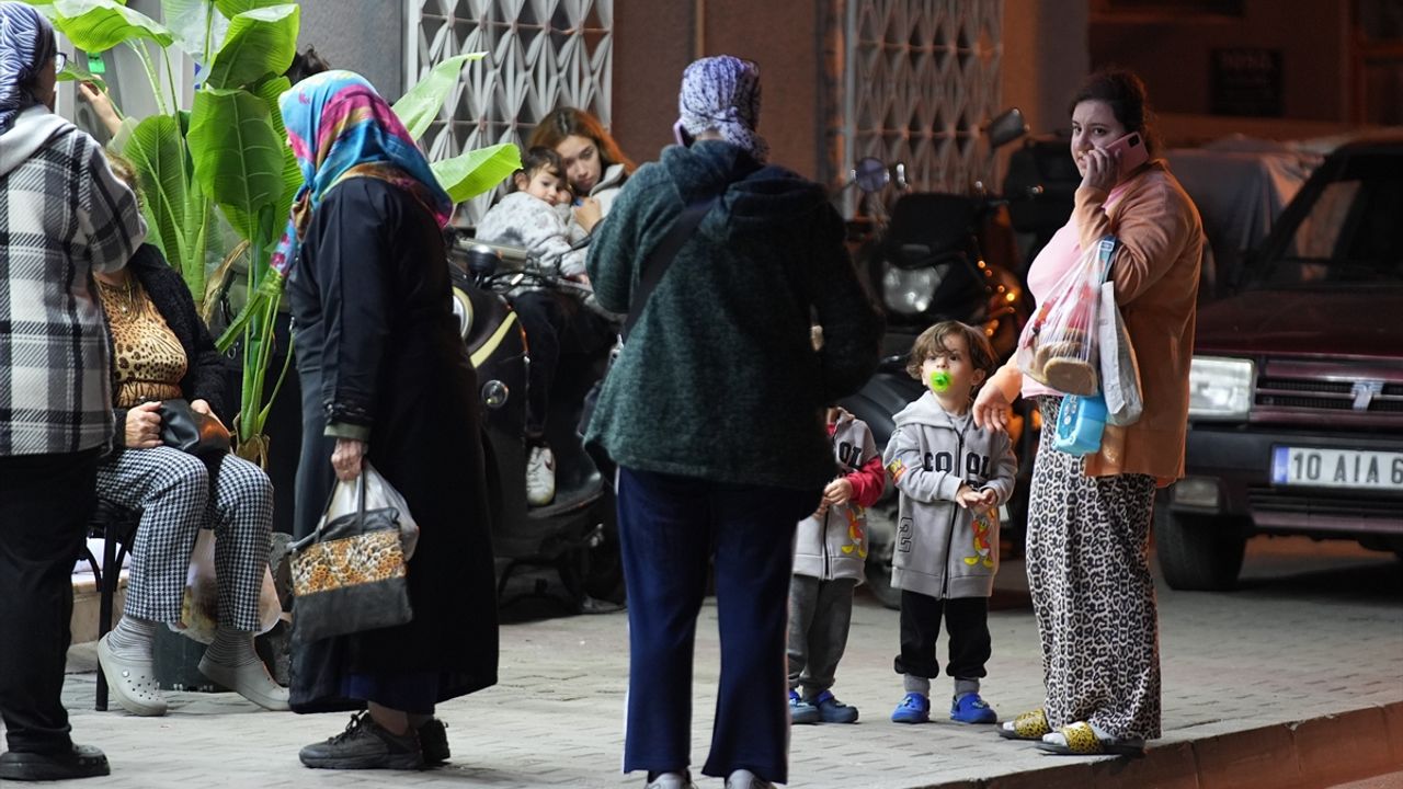 Uşak'ın komşusu Demirci'de deprem nedeniyle eğitime ara verildi
