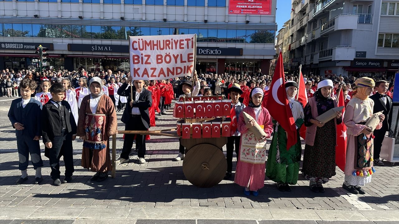 Uşak'ta çekilen sembol fotoğrafı, minikler canlandırdı