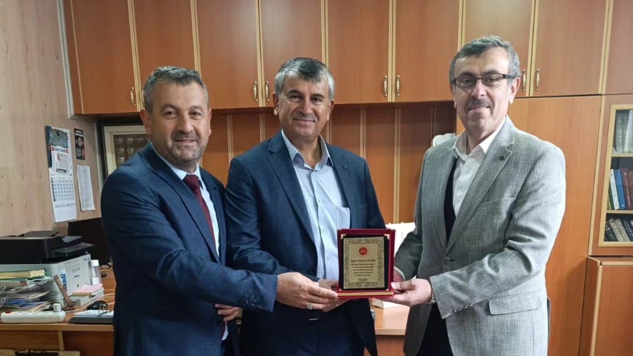 Uşak Yeni Sanayii Camii müezzini emekli oldu ve plaketle onurlandırıldı
