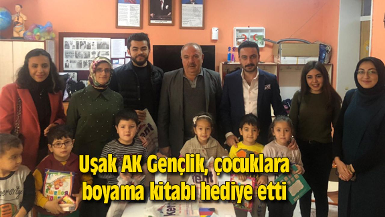 Uşak AK Gençlik, çocuklara boyama kitabı hediye etti