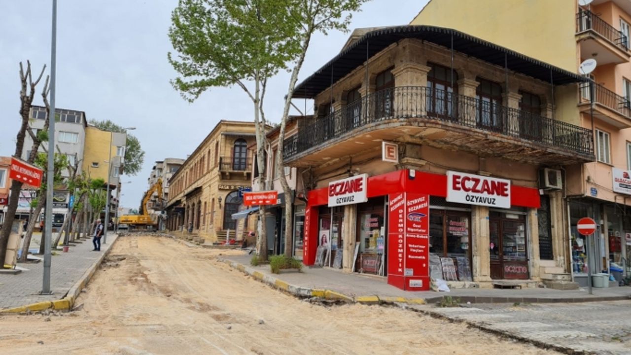 Uşak'ta tarihi caddenin asfaltlanmasına tepki gösterdi