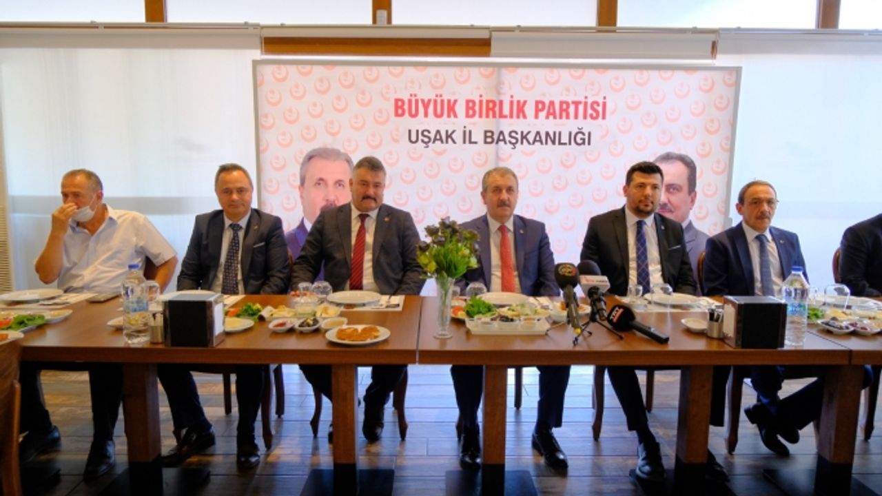 Mustafa Destici, bir toplumun çöküşe nasıl gittiğini anlattı