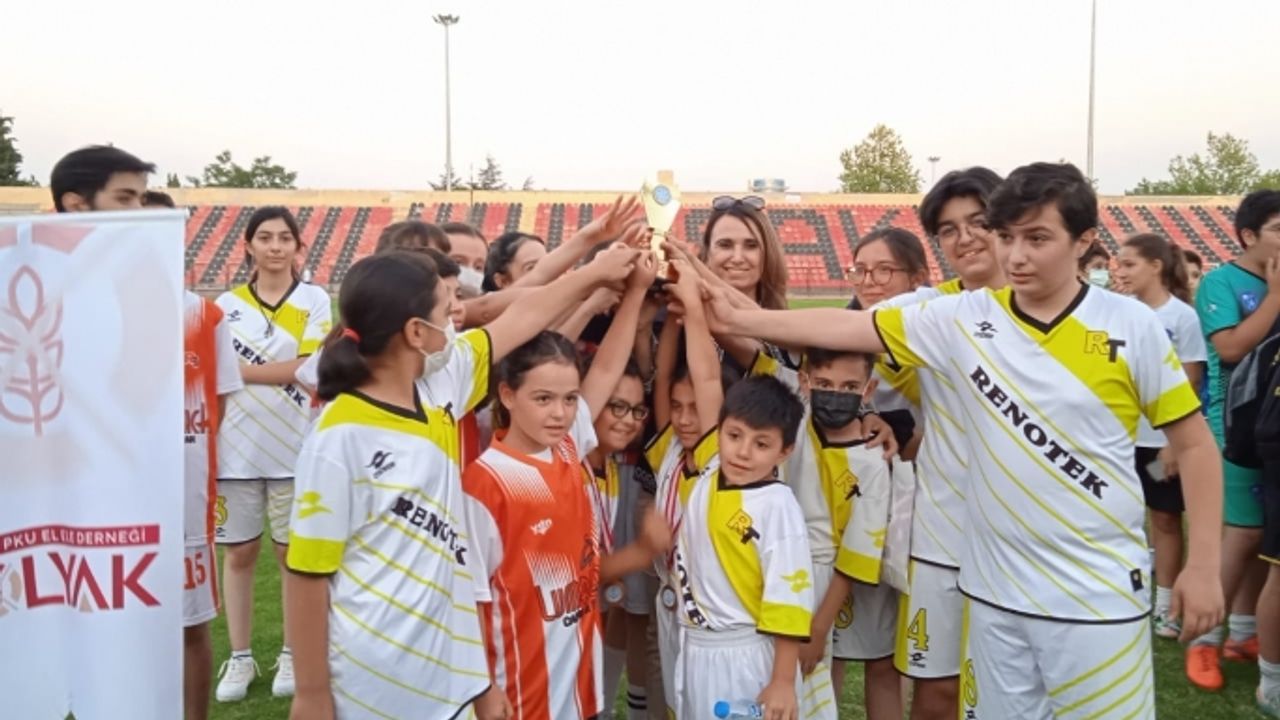 Uşak Çölyak ve PKU Derneği üyesi çocuklar, futbol turnuvasında ter döktü