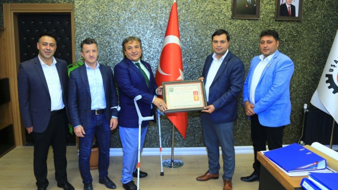Gazilerden Uşak Belediye Başkanı Çakın'a fahri üyelik belgesi
