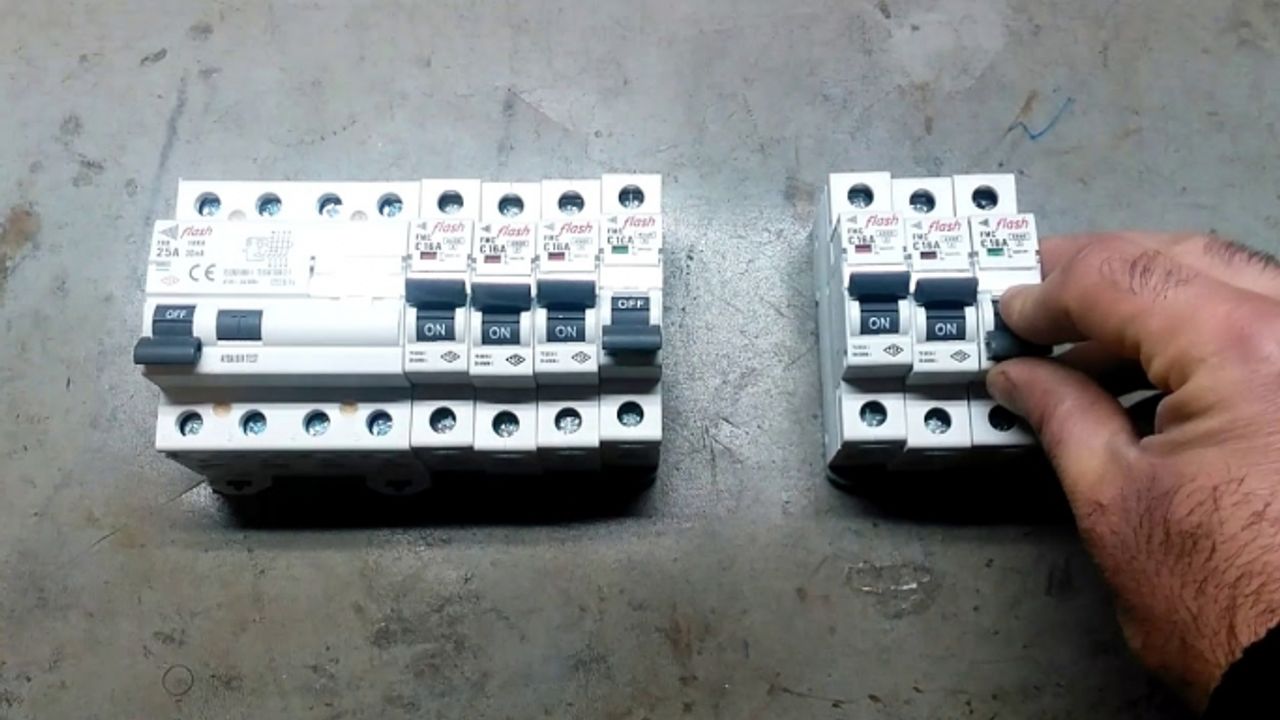 İddiaya göre Uşak'ta elektrik akımına kapılan gencin üzerine su döküldü, hayatını kaybetti
