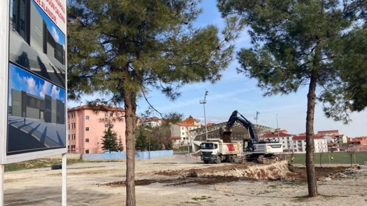 Karaağaç Mahallesine kapalı pazaryeri için ilk kazma vuruldu