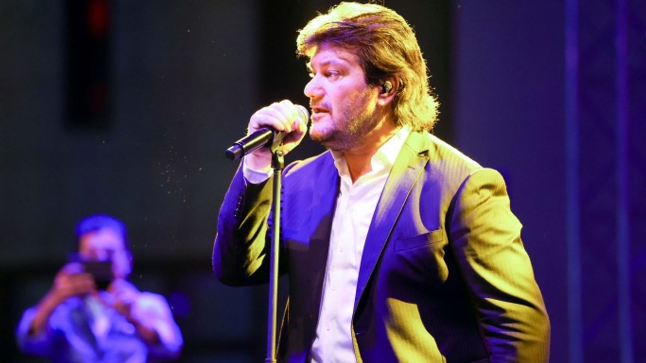 Ahmet Şafak, Uşak'ın kurtuluşunun 100. yılı için konser verdi