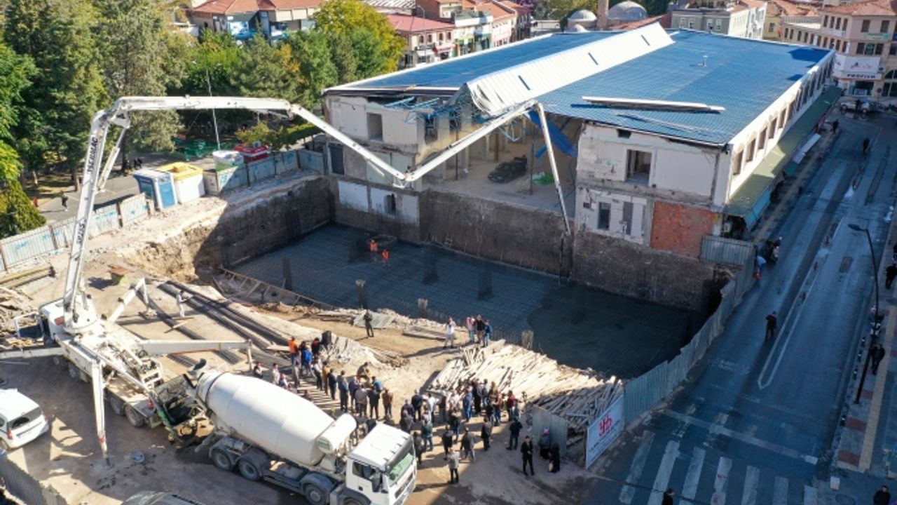 Eski Uşak Belediyesi binasıyla birlikte, İsmetpaşa Caddesi'nde de zemin yenilemesi yapılacak