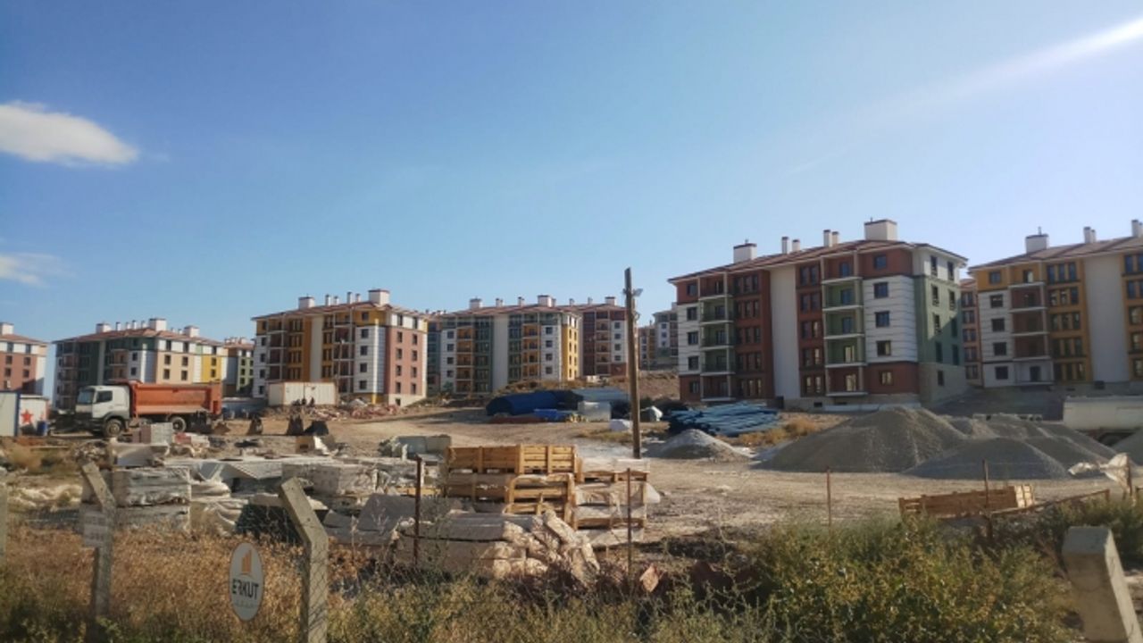 Uşak'ta eski çöplüğün üzerine yapılan konutlara doğalgaz hattı tartışmasına son nokta kondu