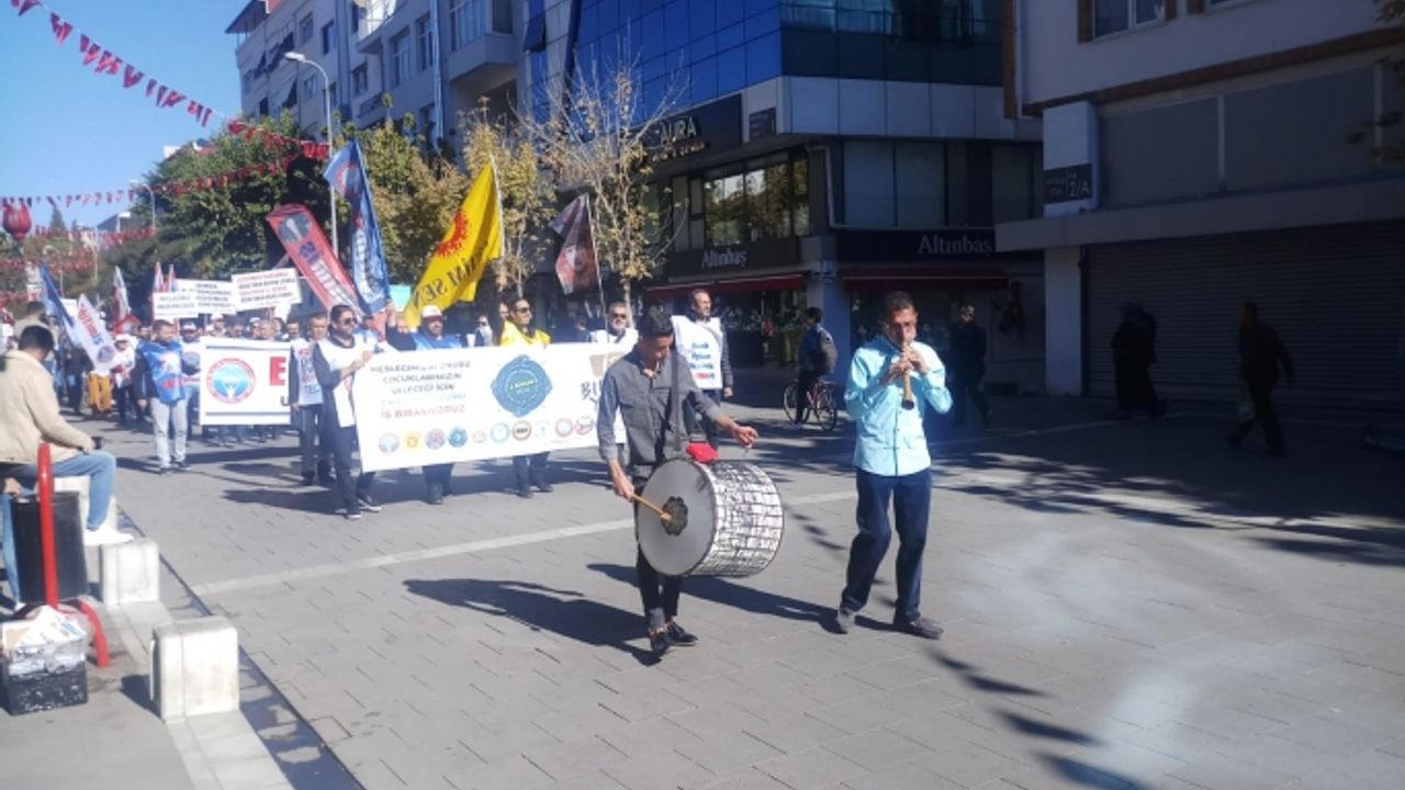 Uşak'ta öğretmenlerden davullu zurnalı eylem!