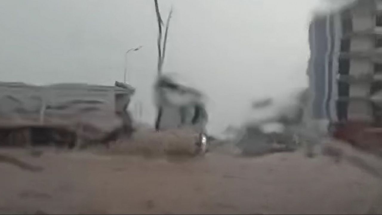 Uşak-Denizli yolu yoğun yağmurda DERE gibi oldu!