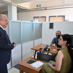 Uşak Üniversitesi Rektörü, yeni kayıt yaptıran öğrencilerle görüştü