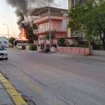 Uşak Kamalöz Pazaryerinin karşısında park halindeki midibüs yandı