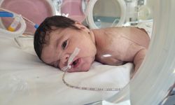Kütahya Şehir Hastanesi'nde bebeğin boynunda 445 gram tümör çıkarıldı
