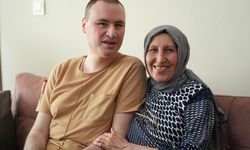 Nevra Yıldırım, 2 aylıkken görme yetisini kaybeden oğlu Önder Savaş Yıldırım'ı hiç yalnız bırakmadı