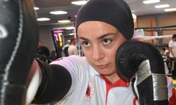 Afyon Çayırbağlı Selver Aktürk, zayıflamak için başladığı dövüş sanatında, şampiyonluklar kazandı!