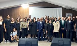 Alaşehir'de hemşireler günü nedeniyle şarkılar söyleyip halk oyunları oynadılar