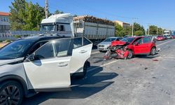 Uşak Eğitim ve Araştırma Hastanesi kavşağında zincirleme kaza!