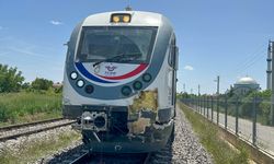 Uşak Ovademirler'de tren ve traktör çarpıştı