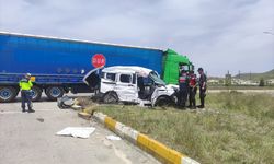 Uşak ve Afyonkarahisar arasındaki Balmahmut mevkiinde feci kaza