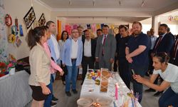Uşak'a bağlı Banaz Halk Eğitimi Merkezi'nin kursiyerleri yılsonu sergisi açtı