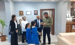 Uşak'ın Sivaslı ilçesi Budaklar İlkokulu öğrencileri, kendi çileklerini elmadan damıtmayla tatlandırıp reçel yaptı