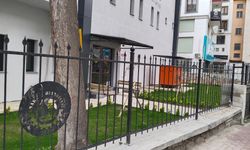 Uşak'ın göbeğindeki devasa sağlık ocağı, Uşak Belediyesi izin vermediği için boş boş bekliyor!