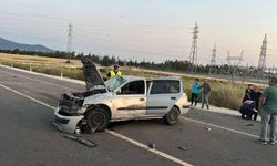 Uşak ve Gediz yolu üzerinde orta refüje çıkan otomobil takla attı