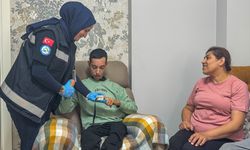 Uşak'ta yatağa bağımlı ve hareket edemeyen hastalar, kendi evinde ayda 3 kez sağlık kontrolünden geçiyor