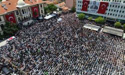 Manisa'da on binlerce vatandaş Ferdi Zeyrek'i son yolculuğuna uğurladı