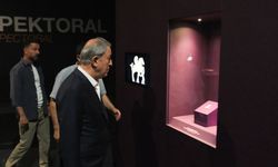 Hulusi Akar, adı skandallara karışan Uşak'taki Kanatlı Denizatı Broşunu dikkatle inceledi