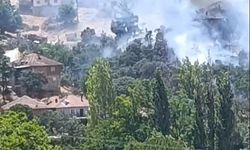 Uşak Sivaslı Ketenlik'te evlerin bulunduğu yerde büyük bir yangın çıktı