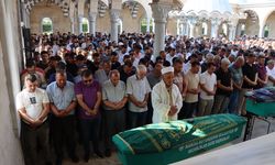 Uşak ve İzmir yolu üzerinde hayatını kaybeden Arif ve Ayşe Öztürk, gözyaşlarıyla toprağa verildi