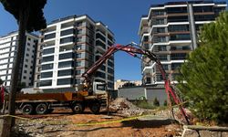 Uşak Sigorta'da temel atma sırasında beton pompası işçilerin üstüne düştü!