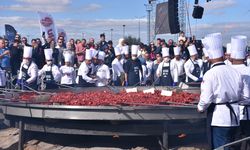 Uşak'ın komşusu Afyon'da dünyanın en büyük sucuklu yumurtası yapıldı