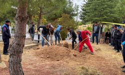 Uşak'ta yanlış yere gömülen cenaze bulunduğu mezardan çıkarıldı