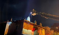 Uşak Banaz Muratlı köyünde düşen yıldırım evin çatısını yok etti