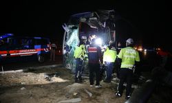 Çivril yolundaki kavşakta feci kaza! Otobüs ve minibüs çarpıştı!