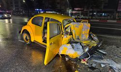 Uşak'ta Kıraç'ın ekibini taşıyan otobüse çarpan otomobildeki 3 kişi yaralandı! 1'nin durumu ağır!