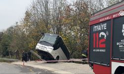 Kartepe Maşukiye'de şarampole uçan tur otobüsü askıda kaldı!