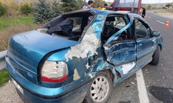 Uşak Banaz Büyükoturak kavşağında sık sık kaza oluyor! 1 sürücü yaşam savaşı veriyor