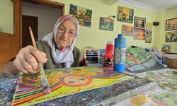 89 yaşındaki Makbule Can, 70 yaşında, çocuklarının ısrarıyla tanıştığı resim sanatını tutkuyla sürdürüyor.