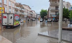 İzmir Dikili şiddetli yağmura teslim oldu! Metrekareye 96,2 kilogram yağış düştü!