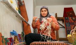 Uşak'ta Eşme kilimlerine hayatını adayan Şemsi Sayın 50 yıldır tezgahtan kalkmıyor