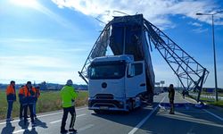 Çivril ve Uşak yolu üzerindeki doresi açık kalan tır, İğdir kavşağındaki levhaları söktü