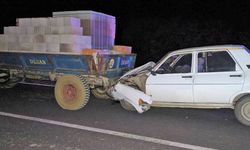 Uşak Eşme Ağabey'de traktör römorkuna arkadan çarpan otomobildeki 3 kişi hastaneye kaldırıldı