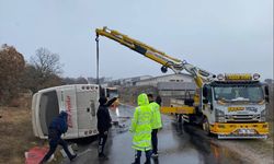 Uşak Ulubey'de kaygan zemin nedeniyle yolcu otobüsü devrildi!