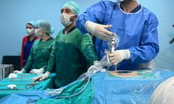 Uşak'taki bel fıtığı operasyonu canlı olarak yayınlandı